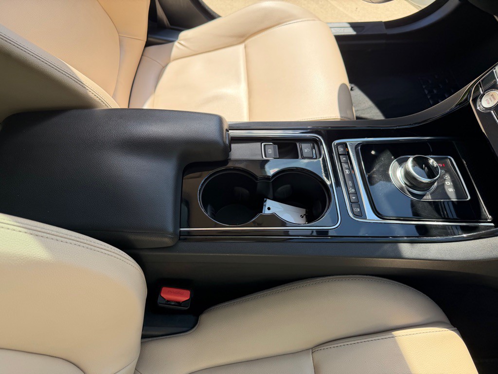 2017 Jaguar XE Image 24