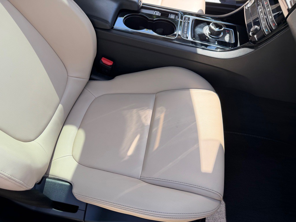 2017 Jaguar XE Image 25