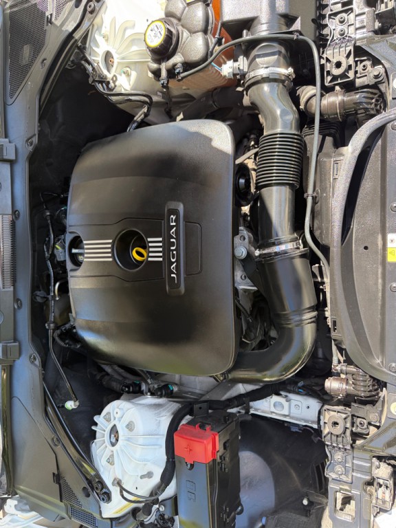 2017 Jaguar XE Image 28