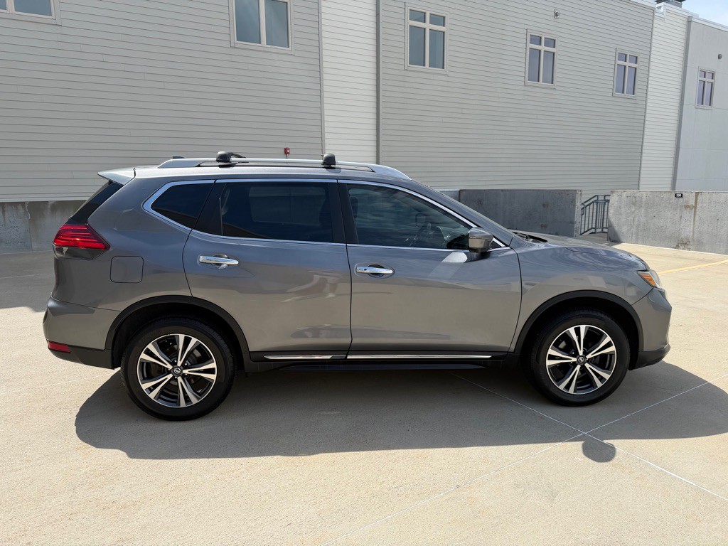 2017 Nissan Rogue Image 2