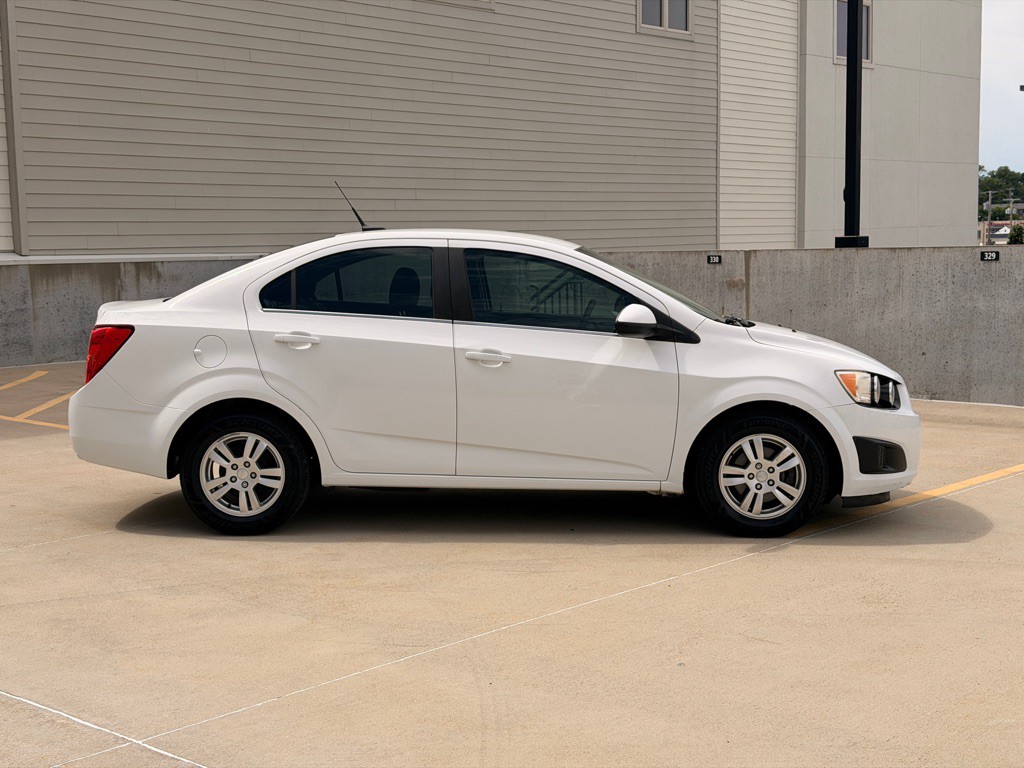 2013 Chevrolet Sonic Image 2