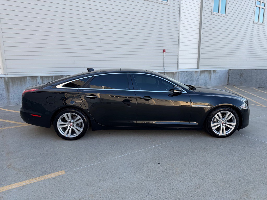 2018 Jaguar XJ Image 2