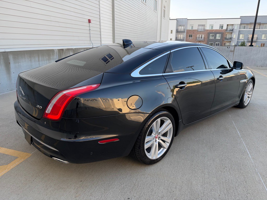 2018 Jaguar XJ Image 3