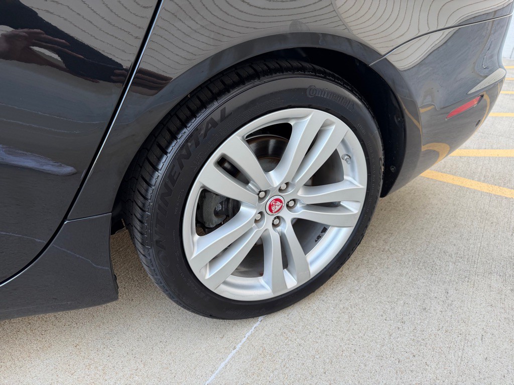2018 Jaguar XJ Image 9