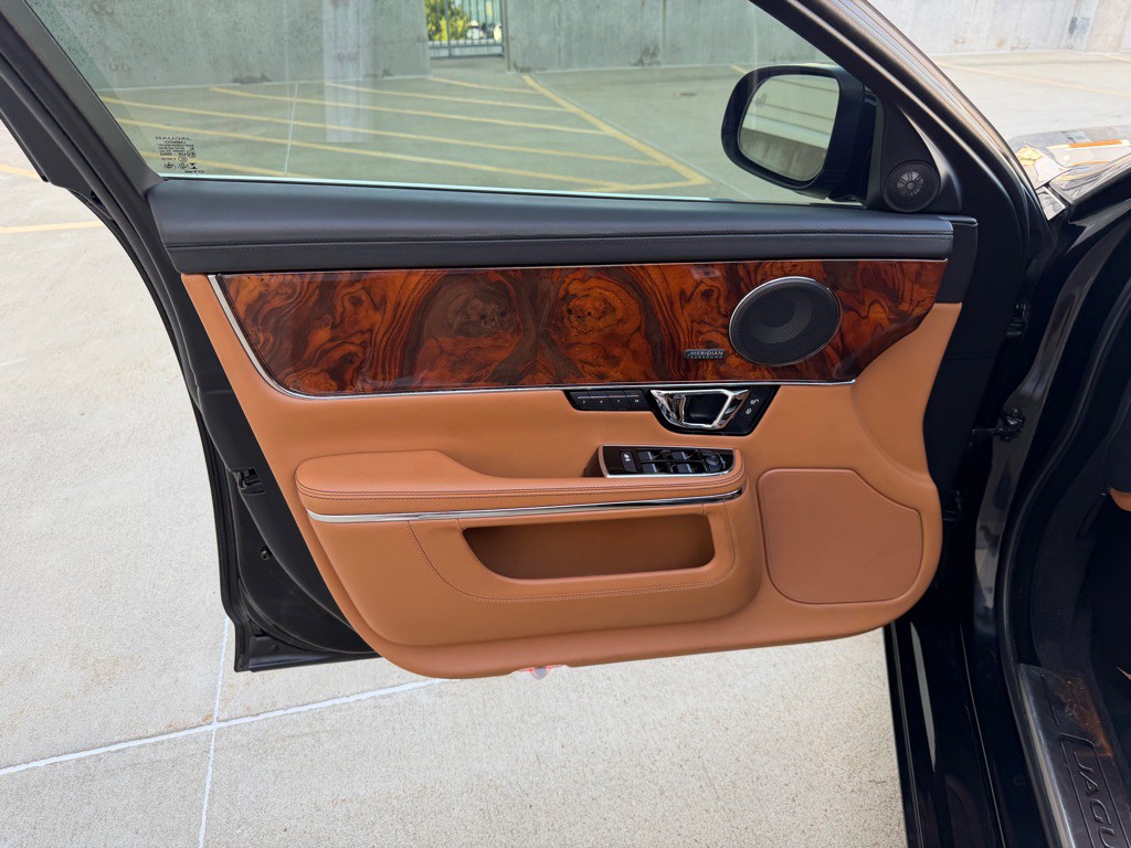 2018 Jaguar XJ Image 10