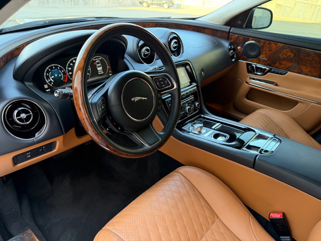 2018 Jaguar XJ Image 11