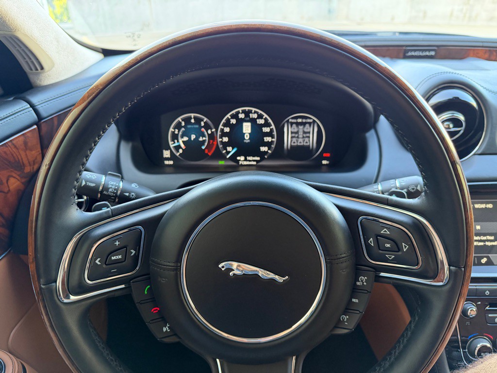 2018 Jaguar XJ Image 14