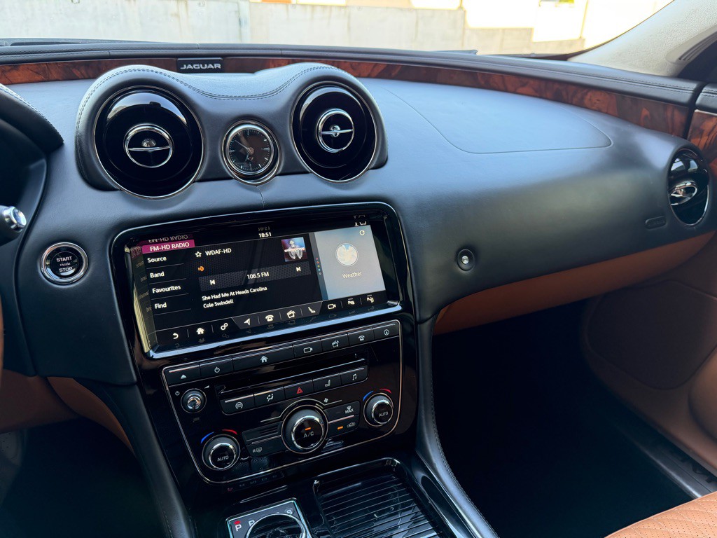 2018 Jaguar XJ Image 16