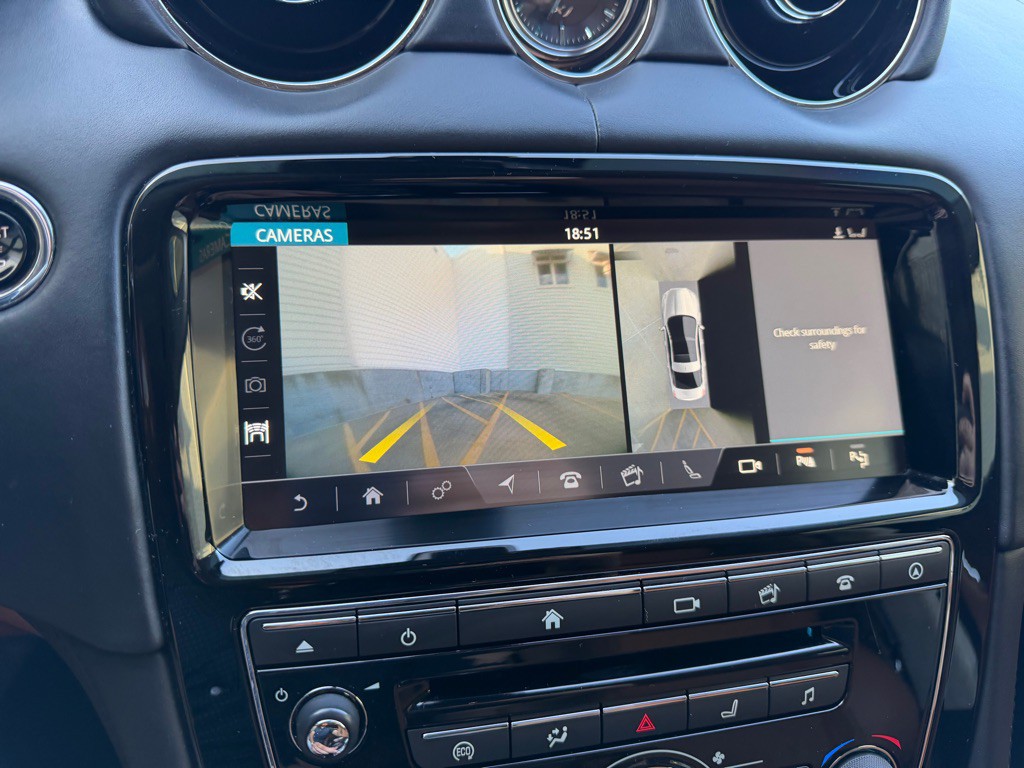 2018 Jaguar XJ Image 19