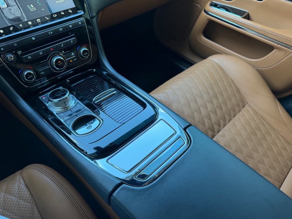 2018 Jaguar XJ Image 22