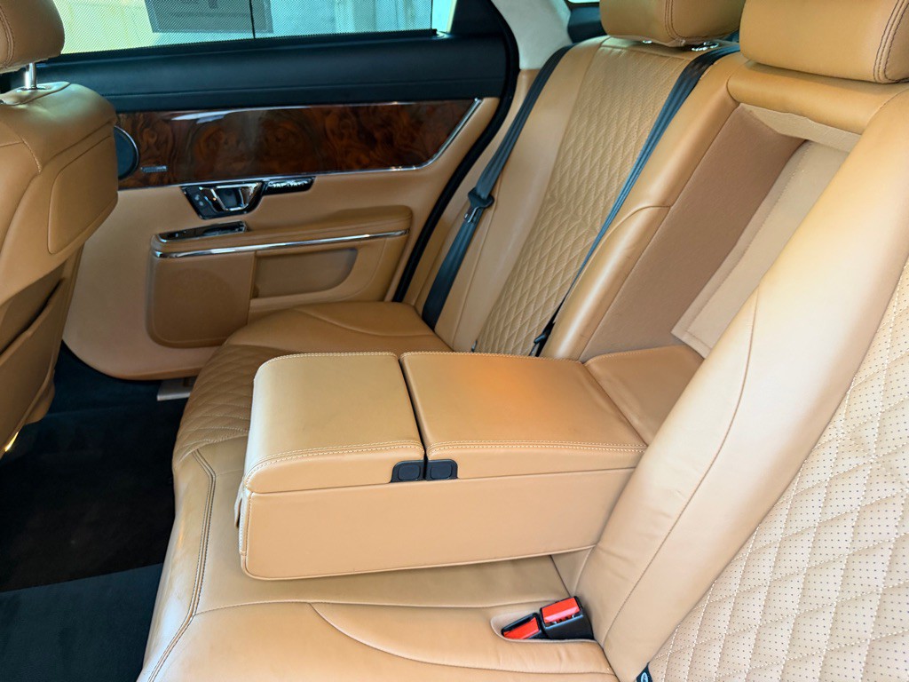 2018 Jaguar XJ Image 25