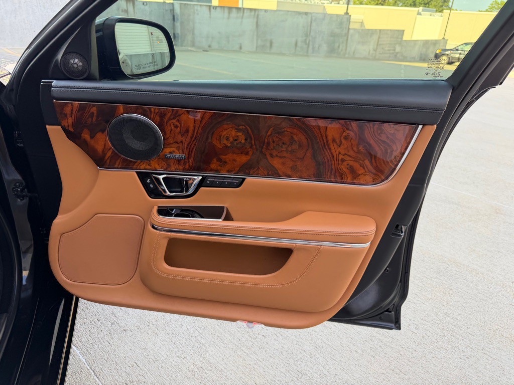 2018 Jaguar XJ Image 30
