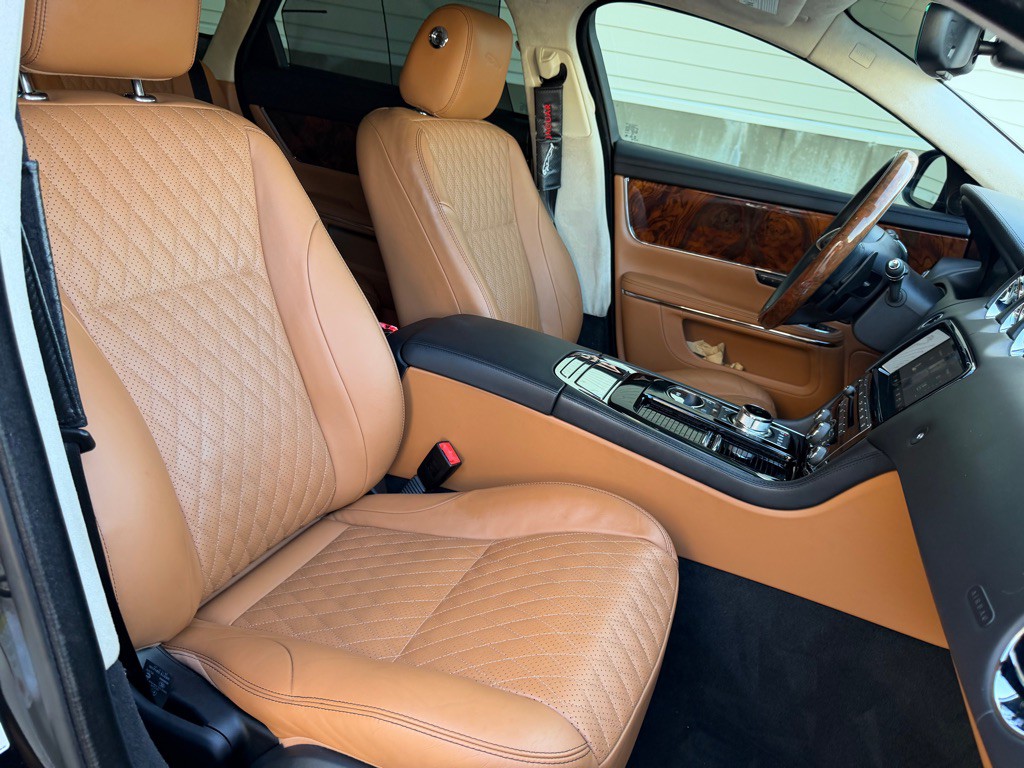 2018 Jaguar XJ Image 32