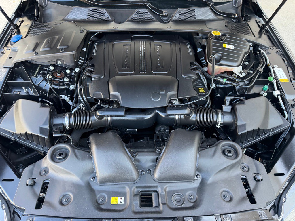 2018 Jaguar XJ Image 33