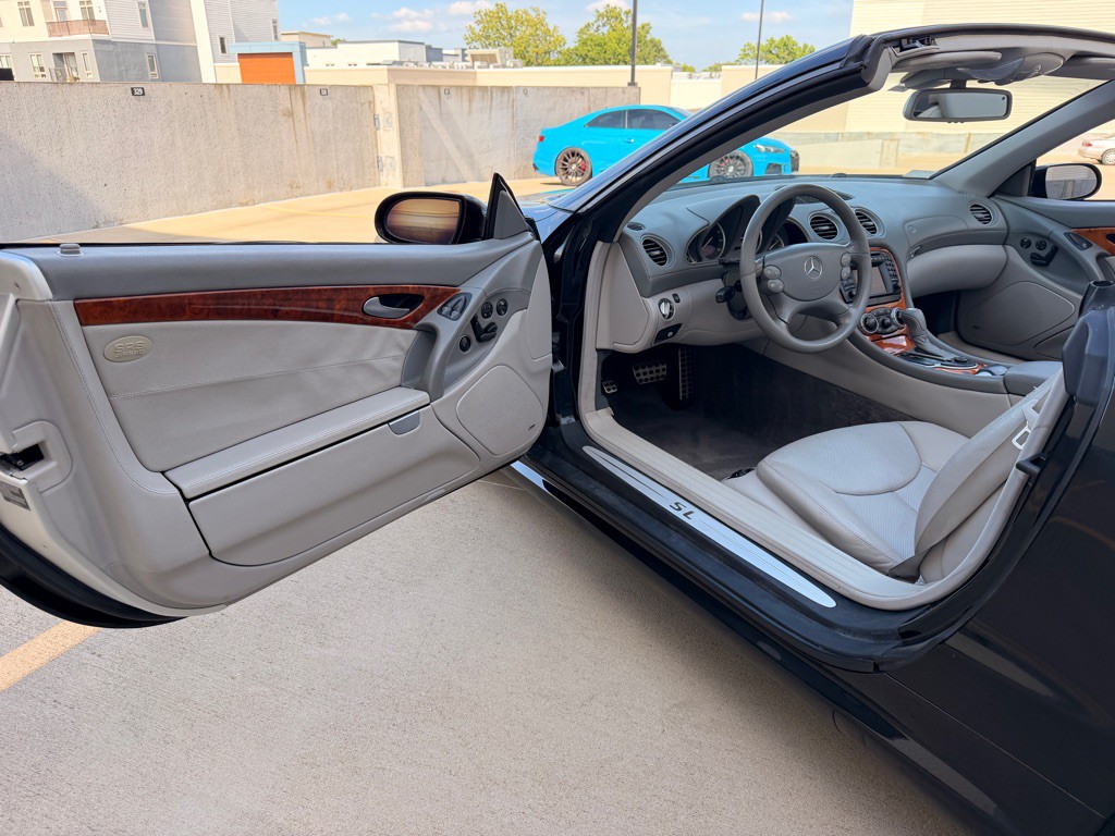 2004 Mercedes-Benz SL-Class Image 9