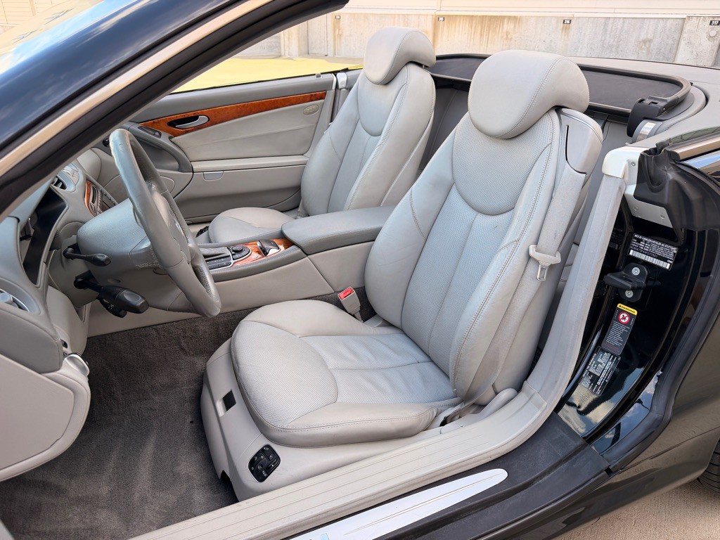 2004 Mercedes-Benz SL-Class Image 10