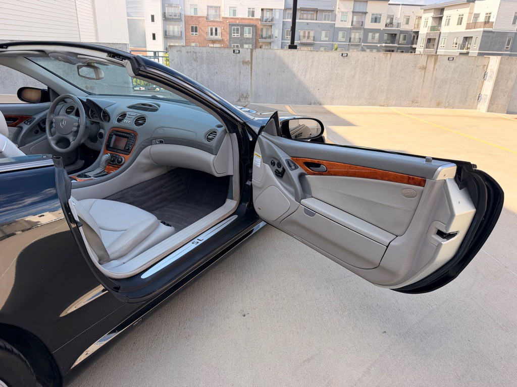 2004 Mercedes-Benz SL-Class Image 16