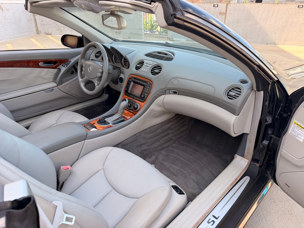 2004 Mercedes-Benz SL-Class Image 17