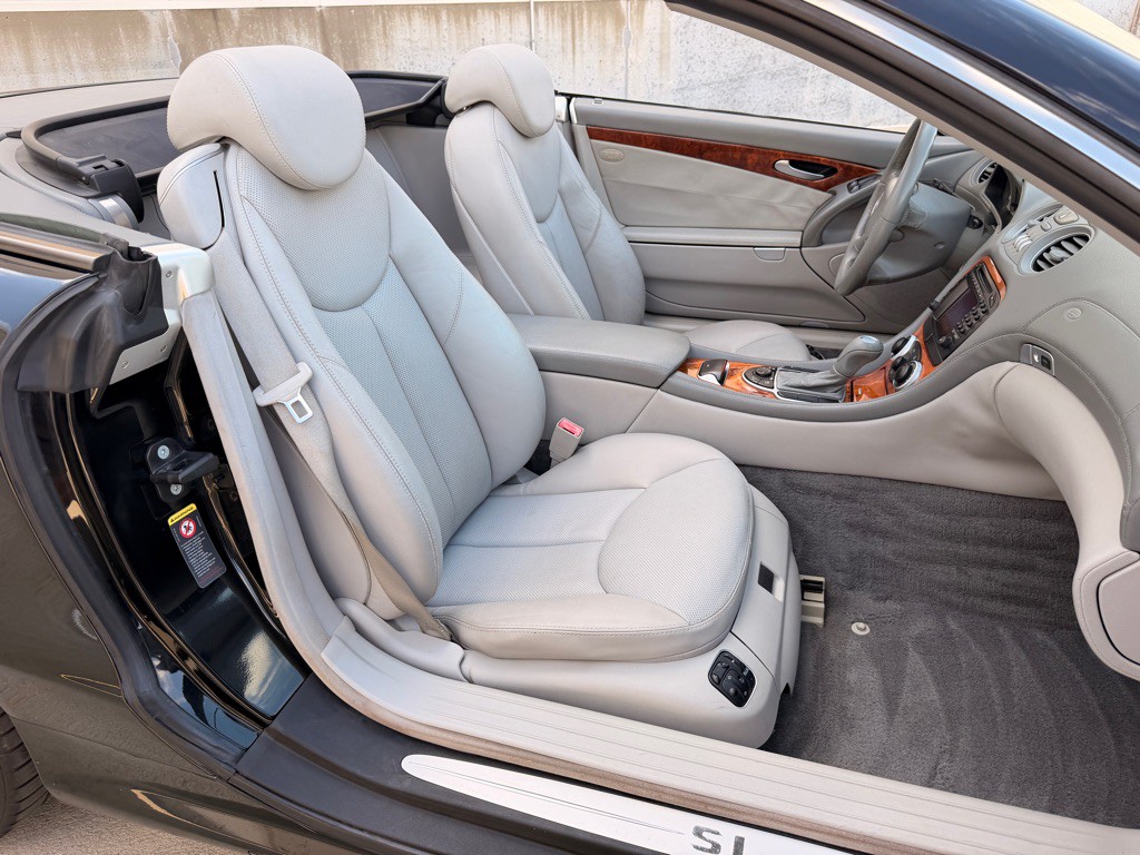 2004 Mercedes-Benz SL-Class Image 18