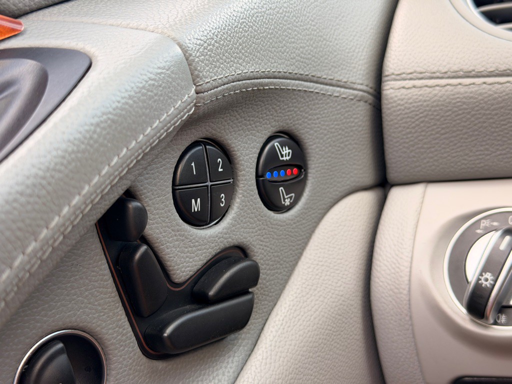 2004 Mercedes-Benz SL-Class Image 20