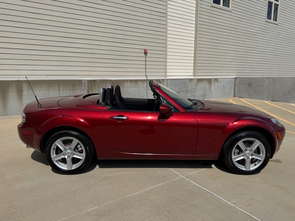 2007 Mazda MX-5 Miata Image 2