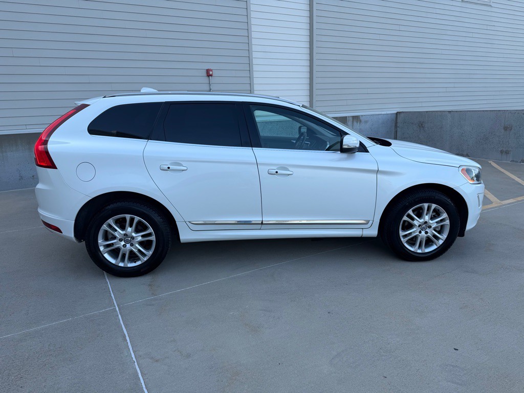 2016 Volvo XC60 Image 2