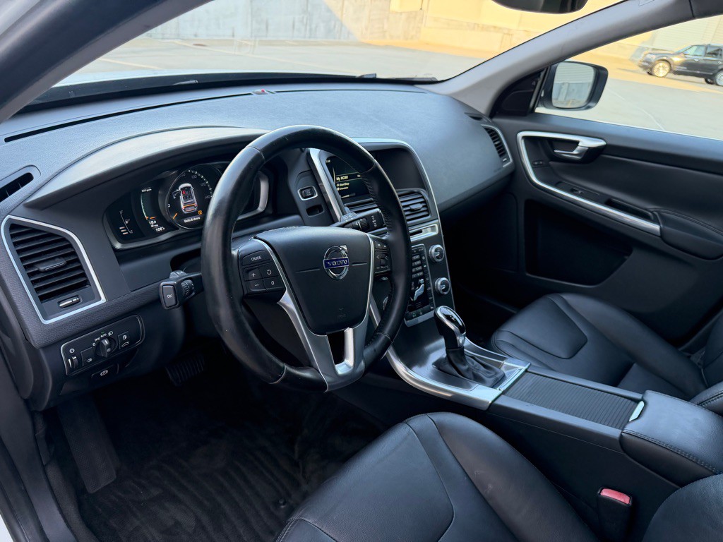 2016 Volvo XC60 Image 12