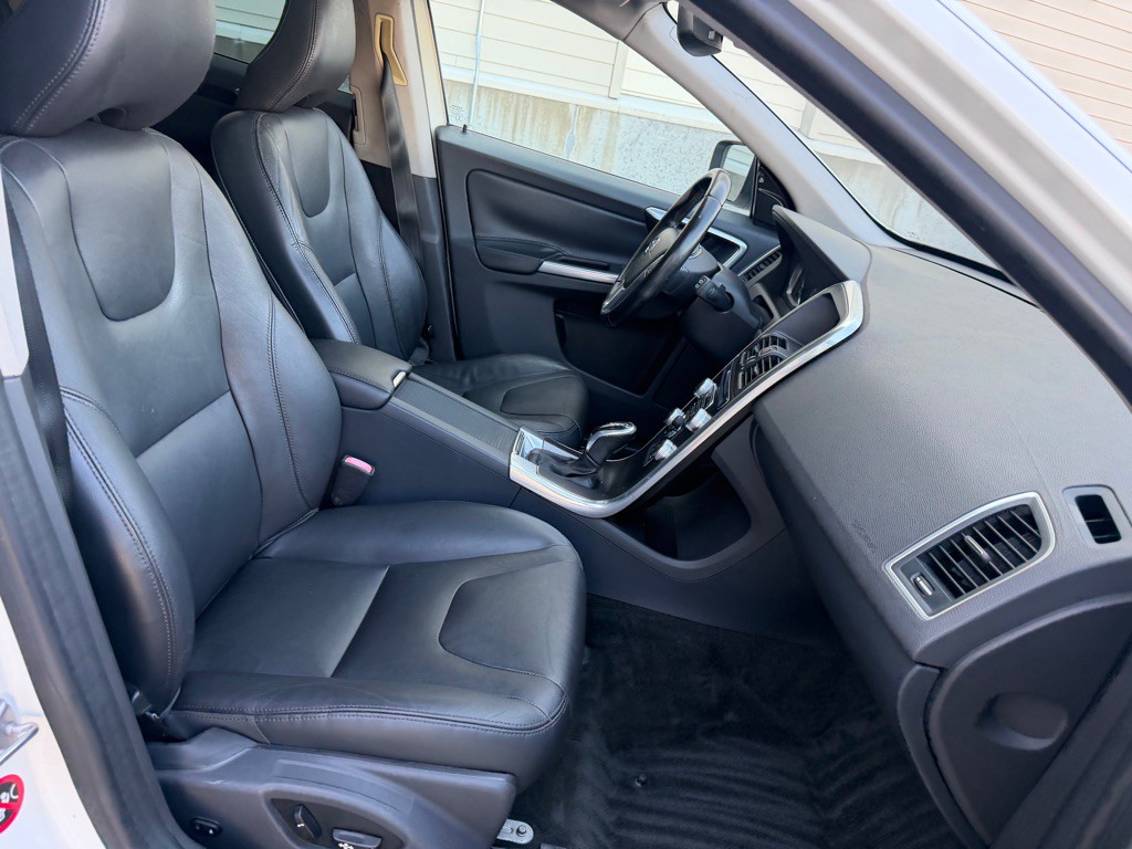 2016 Volvo XC60 Image 28