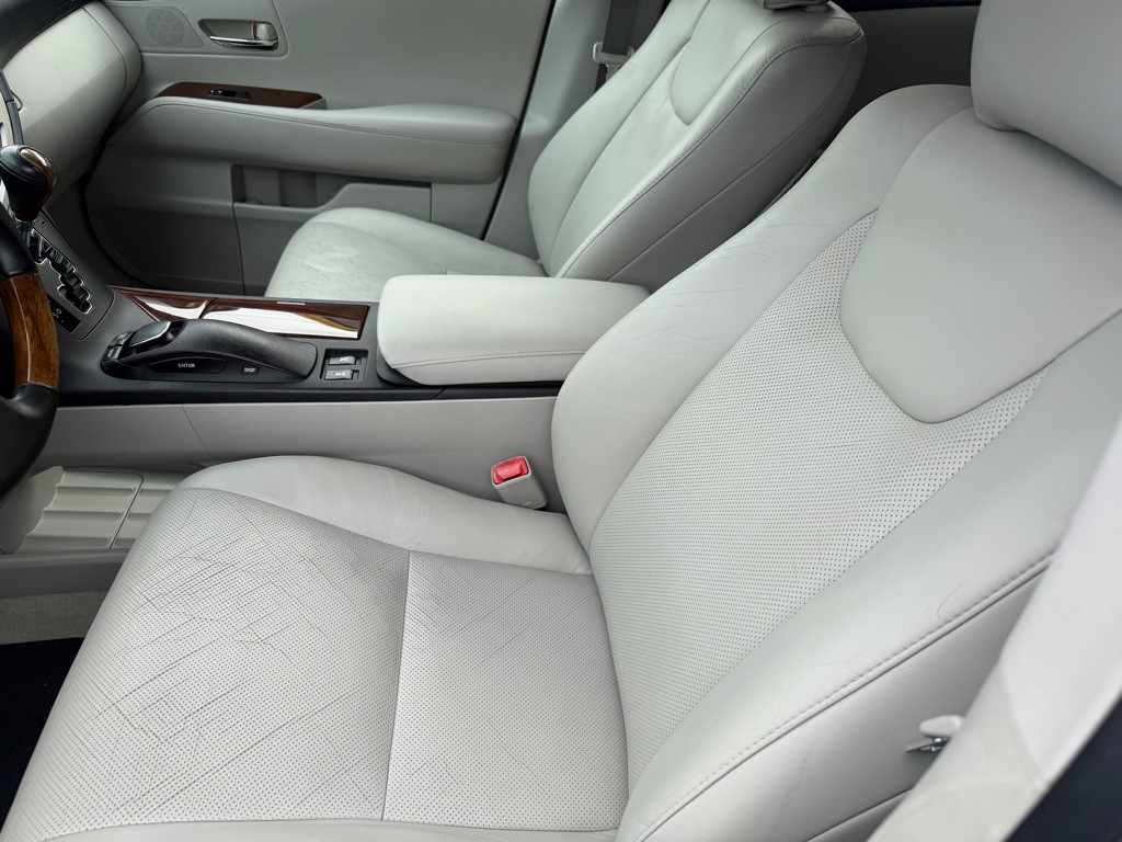 2010 Lexus RX Image 24