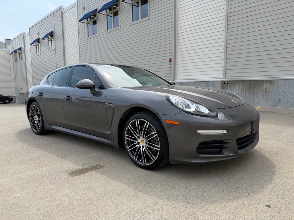 2016 Porsche Panamera Image 1