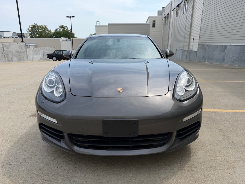 2016 Porsche Panamera Image 2