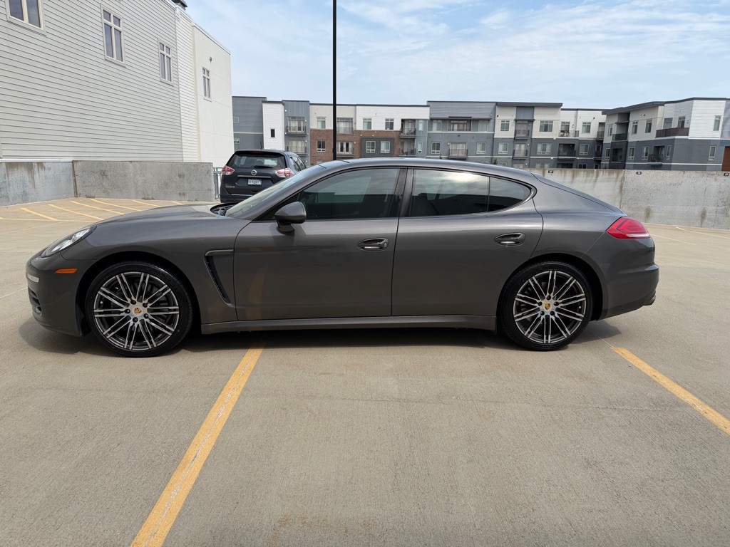 2016 Porsche Panamera Image 4