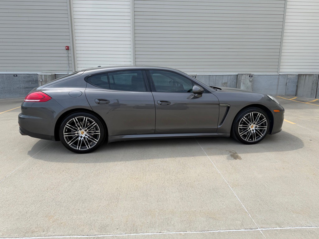 2016 Porsche Panamera Image 8
