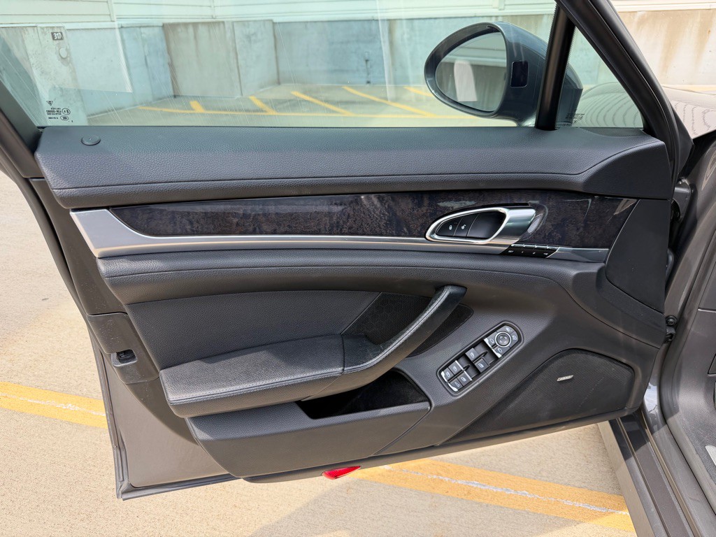 2016 Porsche Panamera Image 9