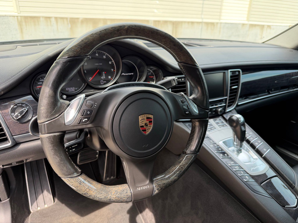 2016 Porsche Panamera Image 11