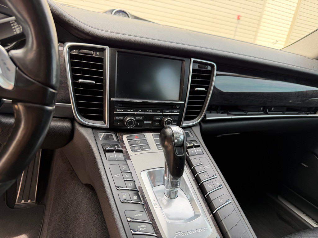 2016 Porsche Panamera Image 12
