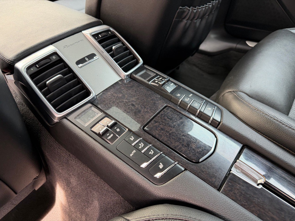 2016 Porsche Panamera Image 19