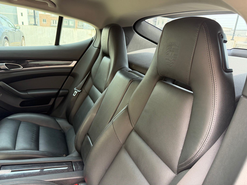 2016 Porsche Panamera Image 21