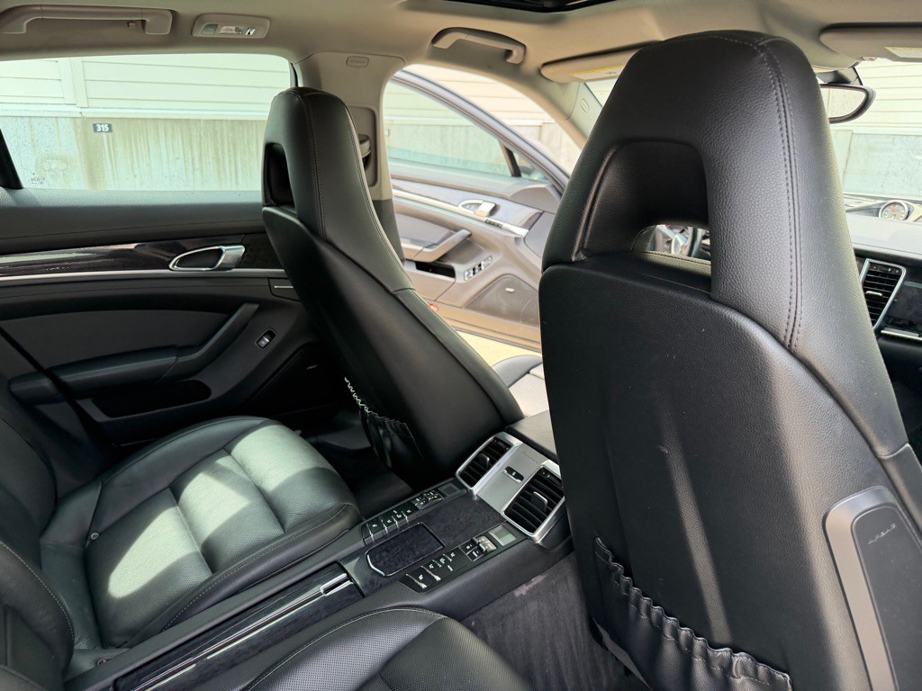 2016 Porsche Panamera Image 22