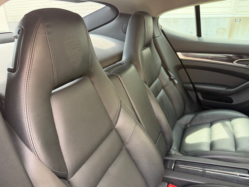 2016 Porsche Panamera Image 24