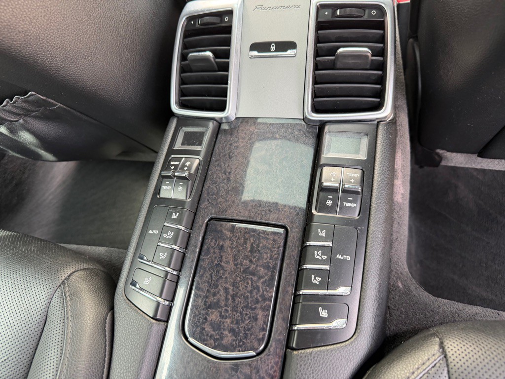 2016 Porsche Panamera Image 25