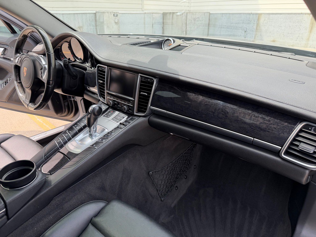 2016 Porsche Panamera Image 26