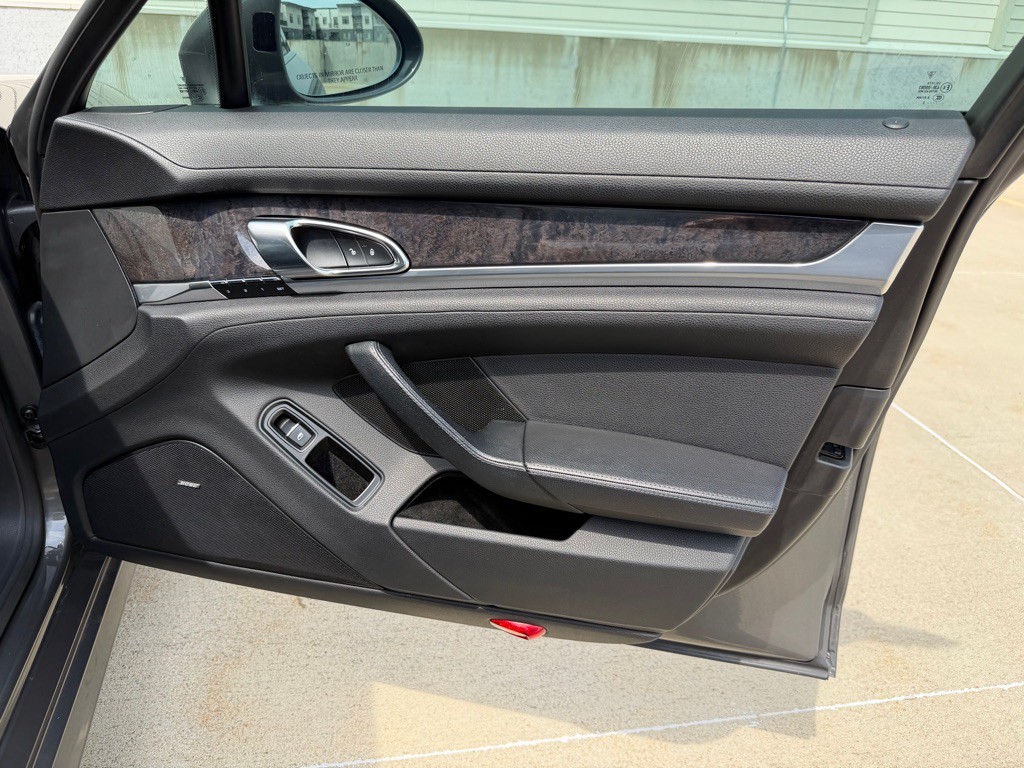 2016 Porsche Panamera Image 30