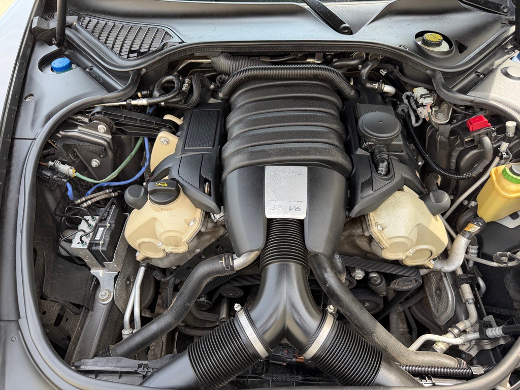 2016 Porsche Panamera Image 31