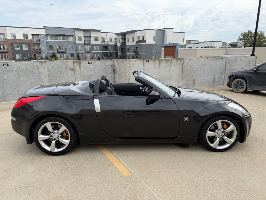 2006 Nissan 350Z Image 2