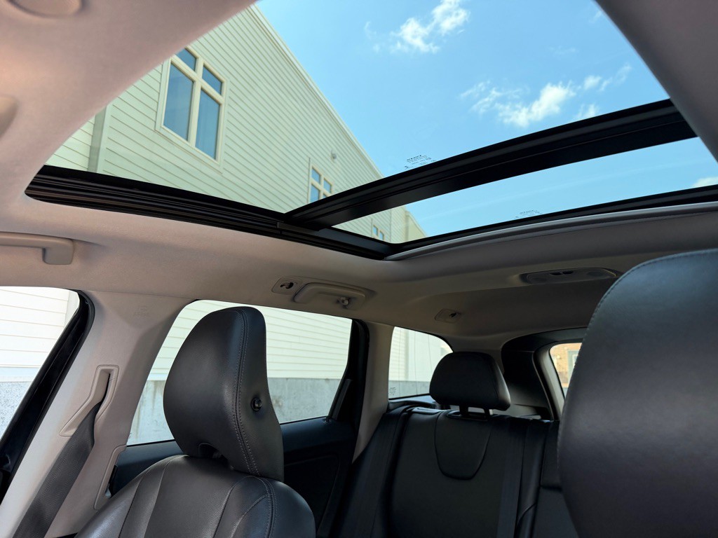 2015 Volvo XC60 Image 10