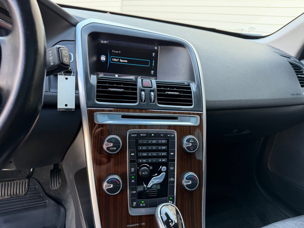 2015 Volvo XC60 Image 13
