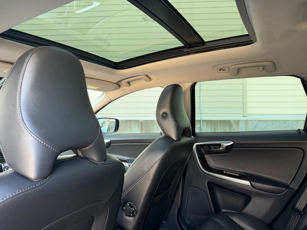 2015 Volvo XC60 Image 18