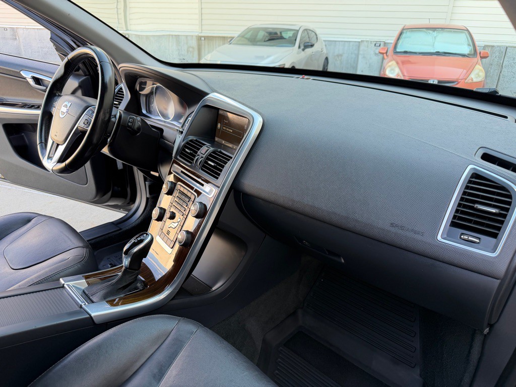 2015 Volvo XC60 Image 24