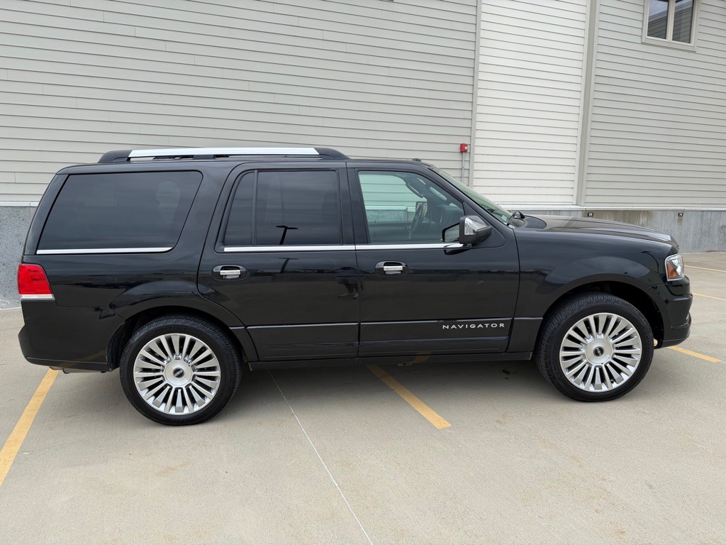 2015 Lincoln Navigator Image 2